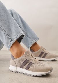 Renee - Jasnobeżowe Sneakersy z Zamszu Naturalnego z Ozdobnymi Paskami i Perforacją Ravinelle. Okazja: na co dzień. Zapięcie: pasek. Kolor: beżowy. Materiał: zamsz #1