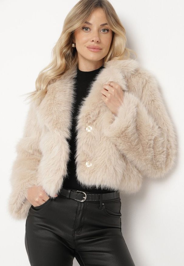 Born2be - Beżowa Futerkowa Kurtka o Krótkim Kroju z Eleganckim Kołnierzem Tazamisa. Okazja: na co dzień. Kolor: beżowy. Materiał: jeans. Długość: krótkie. Styl: elegancki