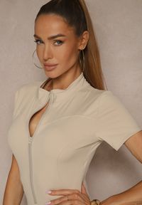 Renee - Beżowy Kombinezon z Półgolfem i Przeszyciami Lumaleine. Kolor: beżowy