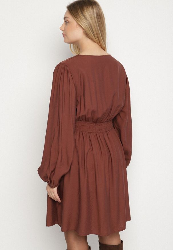 Born2be - Brązowa Rozkloszowana Sukienka z Marszczeniem w Talii i Dekoltem w Serek Salindea. Okazja: na co dzień. Typ kołnierza: dekolt w serek. Kolekcja: plus size. Kolor: brązowy. Długość rękawa: długi rękaw. Typ sukienki: dla puszystych. Styl: casual, elegancki
