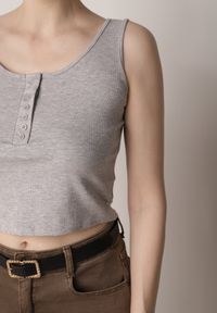 Born2be - Szary Prążkowany Top na Szerokich Ramiączkach z Bawełny Zdobiony Guzikami Bernella. Okazja: na spacer. Kolor: szary. Materiał: prążkowany, bawełna. Długość rękawa: na ramiączkach. Wzór: aplikacja. Sezon: zima, lato. Styl: elegancki #5