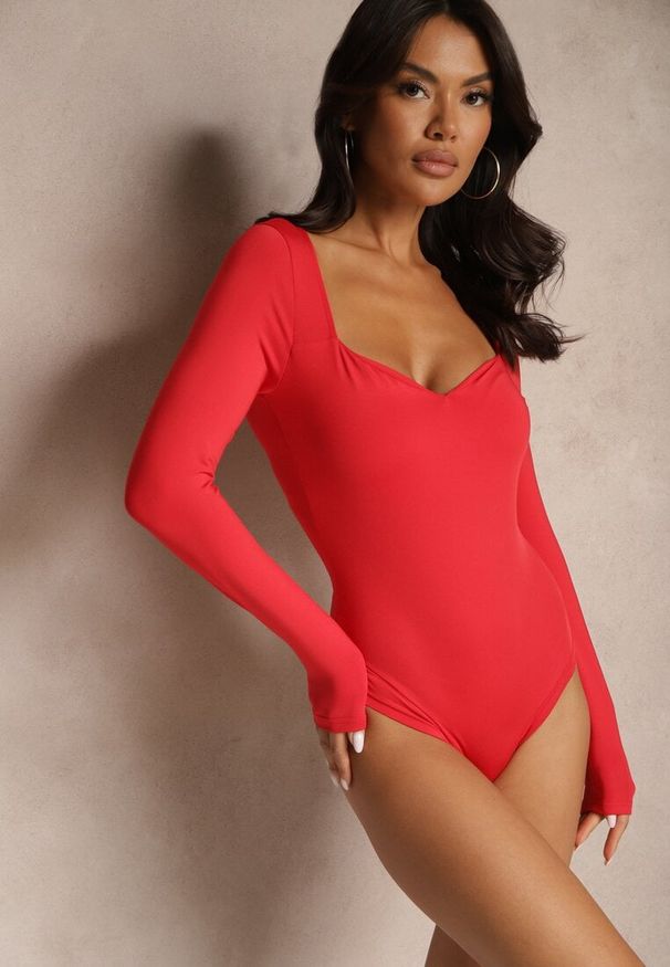 Renee - Czerwone Body z Kwadratowym Dekoltem Macotte. Typ kołnierza: dekolt kwadratowy. Kolor: czerwony. Materiał: wiskoza, jeans. Długość rękawa: długi rękaw. Długość: długie. Styl: elegancki