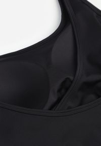 Renee - Czarny Top Sportowy z Dekoltem i Skrzyżowanymi Paskami na Plecach Helynore. Kolor: czarny. Długość rękawa: na ramiączkach. Wzór: paski. Styl: sportowy #5