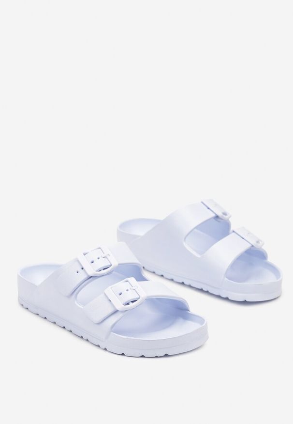 Born2be - Jasnoniebieskie Klapki na Płaskiej Podeszwie z Klamerkami Nelondra. Nosek buta: otwarty. Kolor: niebieski. Materiał: guma. Sezon: lato. Obcas: na płaskiej podeszwie. Styl: klasyczny. Wysokość obcasa: niski
