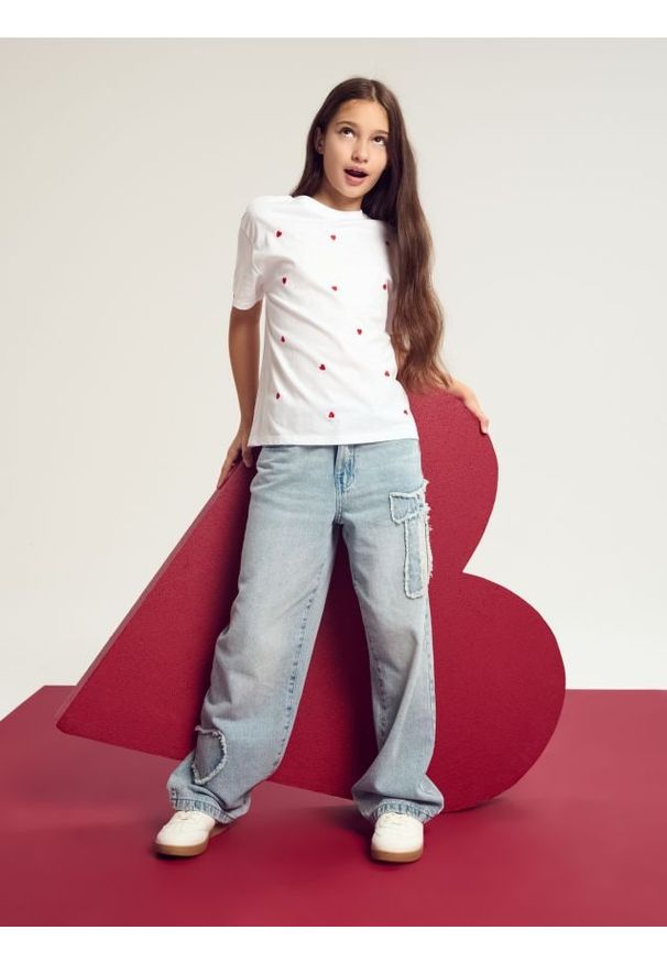 Sinsay - Bawełniana koszulka z krótkim rękawem w serca - kremowy. Kolor: kremowy. Materiał: bawełna. Długość rękawa: krótki rękaw. Długość: krótkie