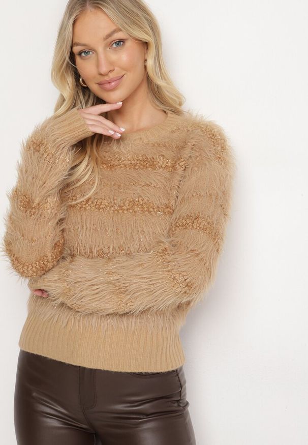 Born2be - Ciemnobeżowy Puchaty Sweter z Wełną i Ściągaczami Exenevia. Okazja: na co dzień. Kolor: beżowy. Materiał: wełna. Styl: casual