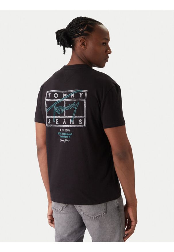 Tommy Jeans T-Shirt Sign Spray DM0DM22319 Czarny Regular Fit. Kolor: czarny. Materiał: bawełna
