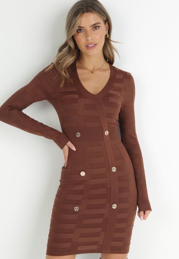 Born2be - Brązowa Sukienka Dzianinowa z Napami Sonis. Kolor: brązowy. Materiał: dzianina. Wzór: aplikacja. Typ sukienki: dopasowane. Długość: mini
