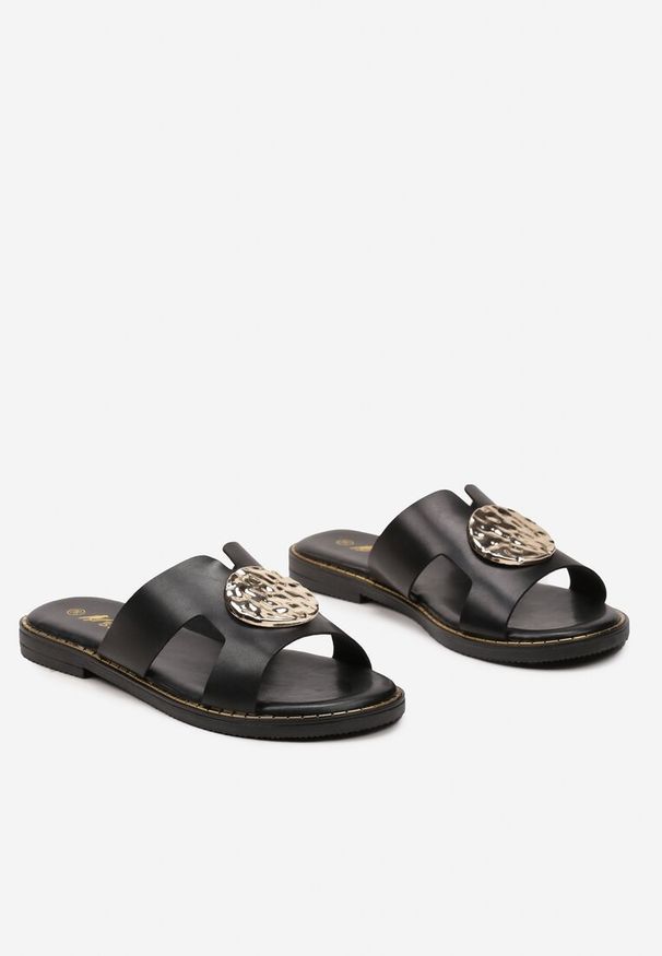 Born2be - Czarne Klapki na Płaskiej Podeszwie z Metalicznymi Wstawkami Plaveria. Okazja: na co dzień, na plażę, na spacer. Kolor: czarny. Materiał: jeans, jedwab. Sezon: lato, wiosna. Obcas: na płaskiej podeszwie. Styl: wizytowy, klasyczny, elegancki, casual