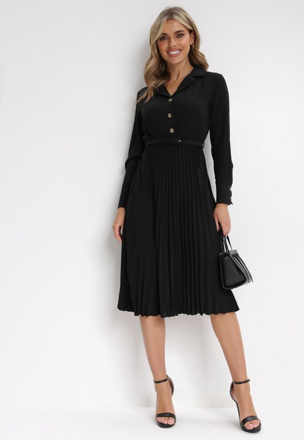 Born2be - Czarna Koszulowa Sukienka z Plisowanym Dołem i Paskiem Tesika. Kolor: czarny. Materiał: materiał. Typ sukienki: koszulowe. Styl: elegancki