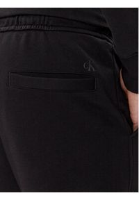 Calvin Klein Jeans Spodnie dresowe Institutional J30J324739 Czarny Regular Fit. Kolor: czarny. Materiał: bawełna #4