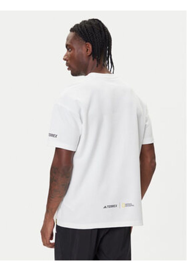 Adidas - adidas T-Shirt National Geographic KC2349 Biały Loose Fit. Kolor: biały. Materiał: bawełna