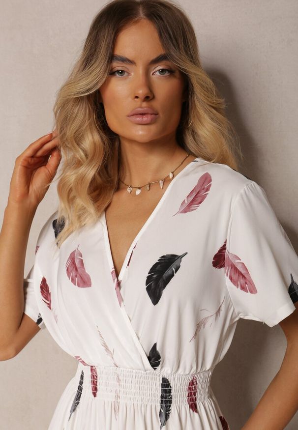 Renee - Biała Sukienka Namsilone. Typ kołnierza: dekolt w serek. Kolor: biały. Długość rękawa: krótki rękaw. Styl: elegancki
