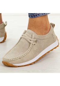 Beżowe skórzane mokasyny damskie Jezzi 9772. Okazja: na spacer, na co dzień. Nosek buta: okrągły. Zapięcie: bez zapięcia. Kolor: beżowy. Szerokość cholewki: normalna. Wzór: ażurowy. Materiał: zamsz, skóra. Sezon: wiosna, jesień, lato. Styl: casual, elegancki, klasyczny #1