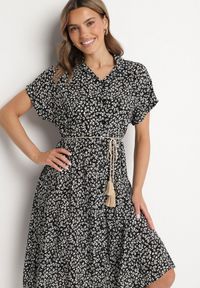 Born2be - Czarno-Biała Bawełniana Sukienka Koszulowa w Kwiaty z Rozkloszowanym Dołem Jerilsa. Okazja: na co dzień. Typ kołnierza: kołnierzyk klasyczny. Kolor: czarny. Materiał: bawełna. Długość rękawa: krótki rękaw. Wzór: kwiaty. Typ sukienki: koszulowe. Styl: casual, elegancki, klasyczny #5