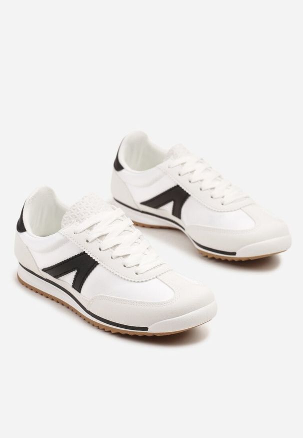 Born2be - Białe Sneakersy w Stylu Kultowych Tenisówek z Ozdobnymi Przeszyciami Valtewi. Okazja: na co dzień. Kolor: biały. Materiał: jeans. Wzór: aplikacja. Obcas: na płaskiej podeszwie