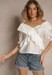 Renee - Biała Bluzka z Falbankami i Bufiastymi Rękawami Aliviera. Okazja: na co dzień. Typ kołnierza: kołnierz z falbankami. Kolor: biały. Materiał: jeans. Styl: elegancki, casual