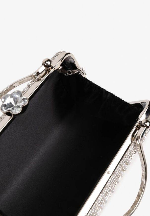 Born2be - Srebrna Torebka Typu Kopertówka z Cyrkoniami i Perełkami Fesaria. Kolor: srebrny. Styl: elegancki. Rodzaj torebki: na ramię