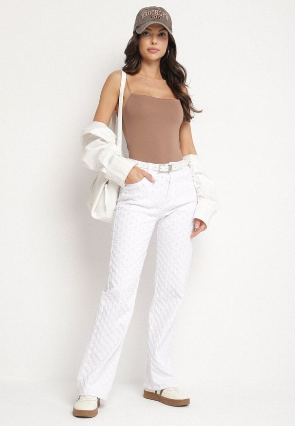 Born2be - Białe Bawełniane Jeansy z Tłoczonym Wzorem Tilomera. Okazja: na co dzień. Kolor: biały. Styl: casual, klasyczny, elegancki