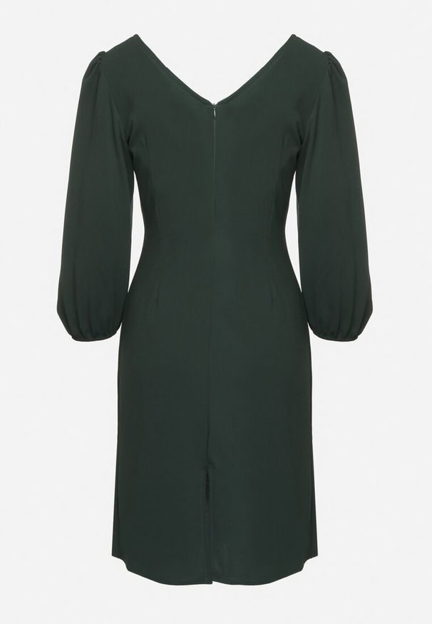 Born2be - Ciemnozielona Dopasowana Sukienka z Dekoltem w Serek Zinnaira. Okazja: do pracy, na spotkanie biznesowe. Typ kołnierza: dekolt w serek. Kolor: zielony. Styl: elegancki, biznesowy, klasyczny