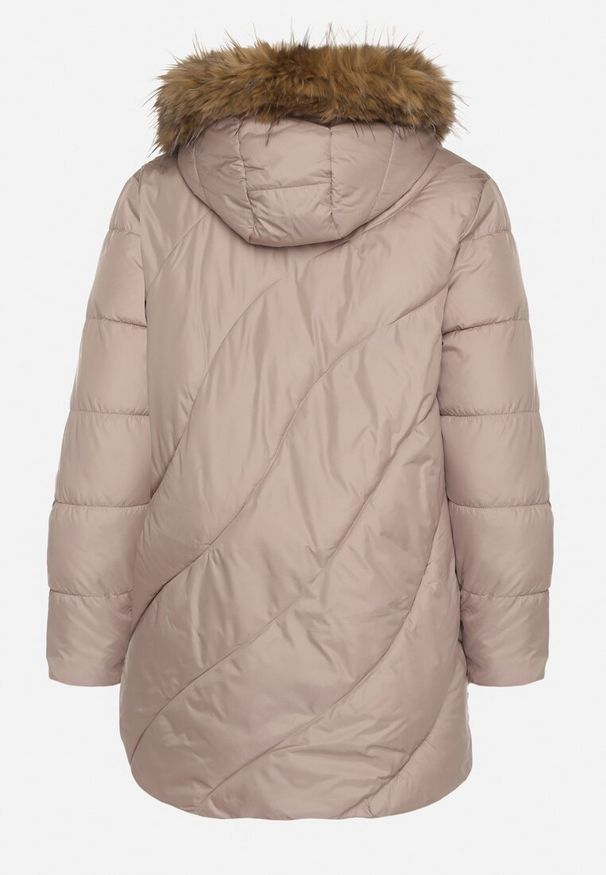Born2be - Ciemnobeżowa Kurtka z Asymetrycznym Pikowaniem i Kapturem z Futerkiem Ruvita. Okazja: na co dzień. Typ kołnierza: golf. Kolekcja: plus size. Kolor: beżowy. Materiał: futro. Styl: casual