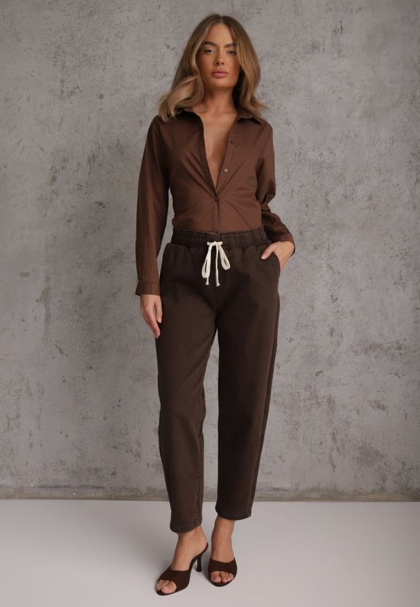 Renee - Brązowe Jeansy Mom Fit z Bawełny ze Ściągaczem i Wiązaniem w Talii Naubel. Okazja: na co dzień. Kolor: brązowy. Długość: krótkie. Styl: klasyczny, casual