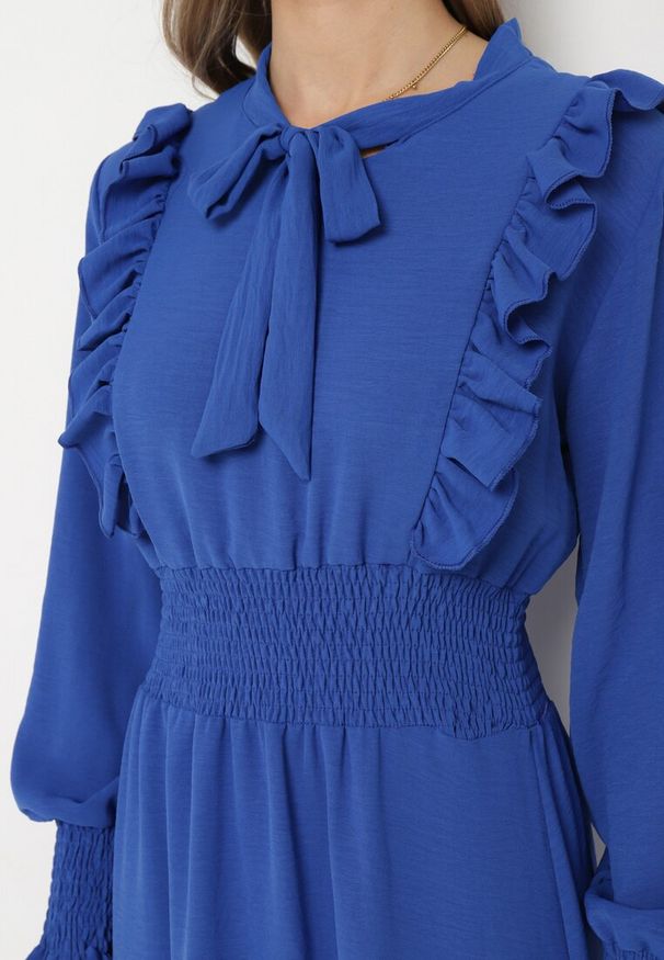 Born2be - Niebieska Rozkloszowana Sukienka Maxi Wiązana przy Dekolcie Ozdobiona Falbankami Nuteki. Typ kołnierza: kołnierz z falbankami. Kolor: niebieski. Wzór: aplikacja. Styl: elegancki. Długość: maxi