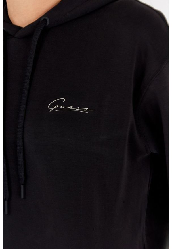 Guess - GUESS Czarna bluza damska ze srebrnym logo i kapturem. Typ kołnierza: kaptur. Kolor: czarny. Wzór: aplikacja