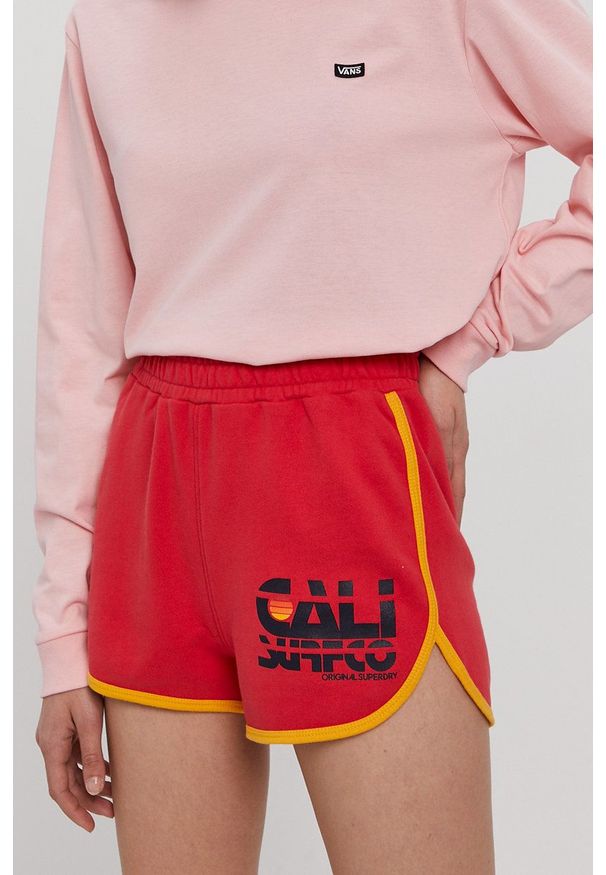 Superdry - Szorty. Okazja: na co dzień. Kolor: czerwony. Materiał: dzianina. Wzór: nadruk. Styl: casual