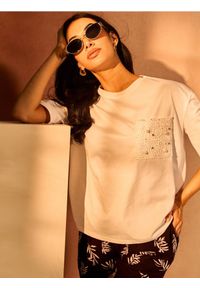 Sinsay - Bawełniana koszulka z ozdobną kieszonką - biały. Kolor: biały. Materiał: bawełna #1