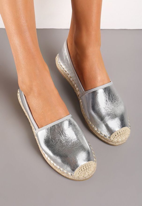 Renee - Srebrne Espadryle Aurinda. Wysokość cholewki: przed kostkę. Zapięcie: bez zapięcia. Kolor: srebrny. Szerokość cholewki: normalna. Wzór: gładki. Obcas: na płaskiej podeszwie. Styl: boho