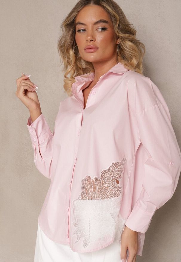 Renee - Różowa Koszula z Bawełny Ozdobiona Ażurową Wstawką Donivessa. Okazja: na co dzień, na spacer. Typ kołnierza: kołnierzyk klasyczny. Kolor: różowy. Materiał: bawełna. Wzór: ażurowy, aplikacja. Styl: casual, elegancki, klasyczny