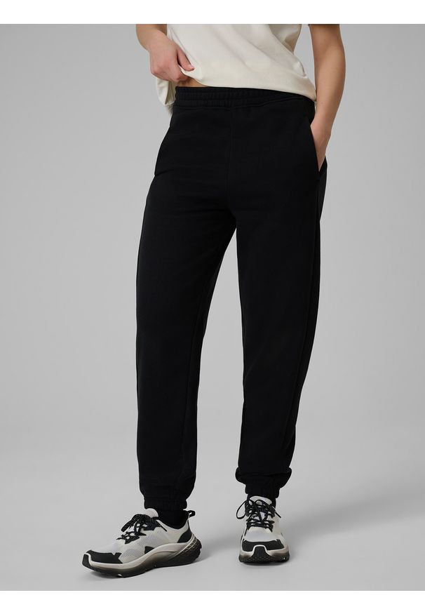 4f - 4F Spodnie dresowe joggery damskie - czarne XS. Kolor: czarny. Materiał: dresówka