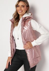 Born2be - Różowa Pikowana Kamizelka z Kapturem Incanto. Typ kołnierza: kaptur. Kolor: różowy. Wzór: geometria #2
