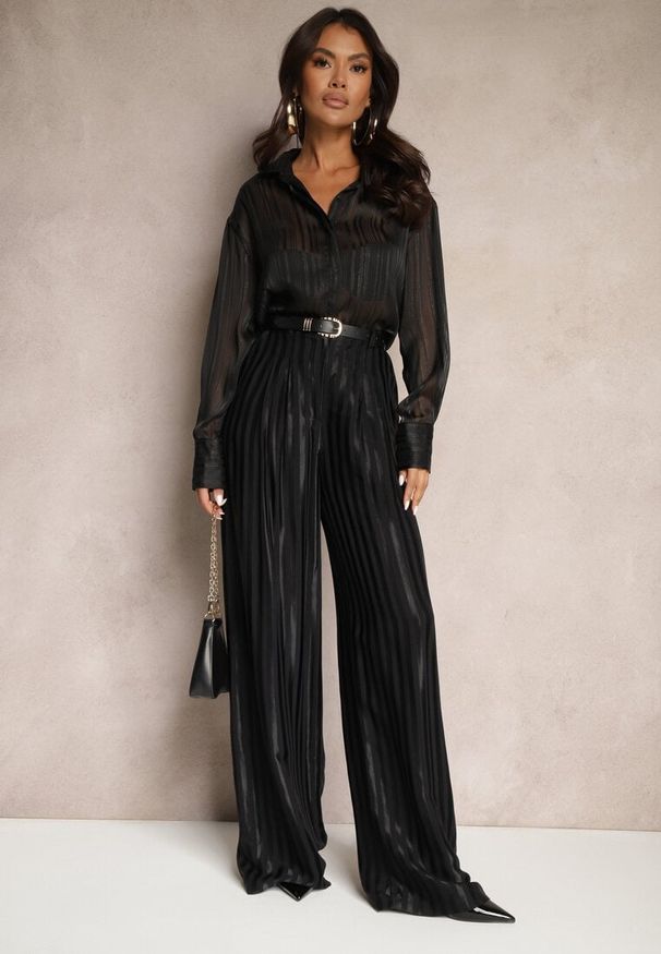 Renee - Czarna Koszula Półprzezroczysta w Prążki Przeszyta Metaliczną Nicią Delorwin. Okazja: na co dzień. Typ kołnierza: kołnierzyk klasyczny. Kolor: czarny. Materiał: jeans, materiał. Długość rękawa: długi rękaw. Długość: długie. Wzór: prążki. Styl: casual, klasyczny