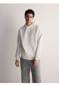 Reserved - Bluza z minimalistycznym nadrukiem - złamana biel. Materiał: bawełna, dzianina. Wzór: nadruk