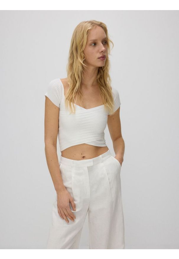 Reserved - Krótka bluzka z wiskozą - złamana biel. Materiał: wiskoza. Długość: krótkie