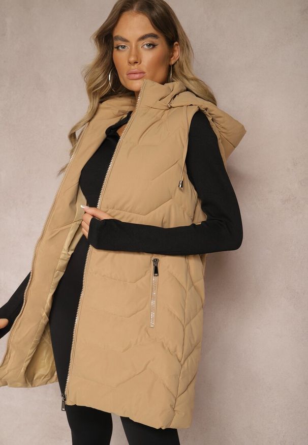 Renee - Jasnobeżowa Kamizelka Pikowana Zapinana na Suwak Ozdobiona Kapturem i Sznurkami Finaria. Okazja: na co dzień. Kolor: beżowy. Materiał: jeans. Wzór: aplikacja. Styl: elegancki, casual