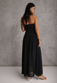 Renee - Czarna Sukienka z Dekoltem Halter i Ozodbymi Guzikami z Przodu Nesia. Typ kołnierza: dekolt halter. Kolor: czarny #4