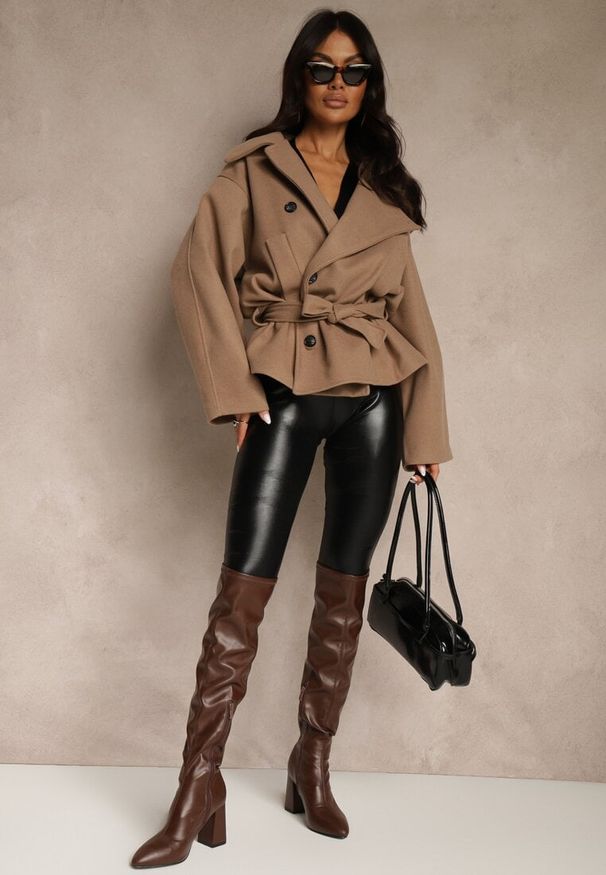 Renee - Beżowy Pudełkowy Krótki Płaszcz z Wiskozą z Wiązanym Paskiem i Kołnierzykiem Tusainea. Kolor: beżowy. Materiał: wiskoza. Długość: krótkie