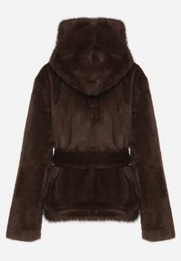 Born2be - Brązowa Kurtka Futerko z Kapturem i Wiązanym Paskiem Zetara. Okazja: na co dzień, na spacer. Typ kołnierza: kaptur. Kolor: brązowy. Materiał: futro. Styl: klasyczny, casual #4