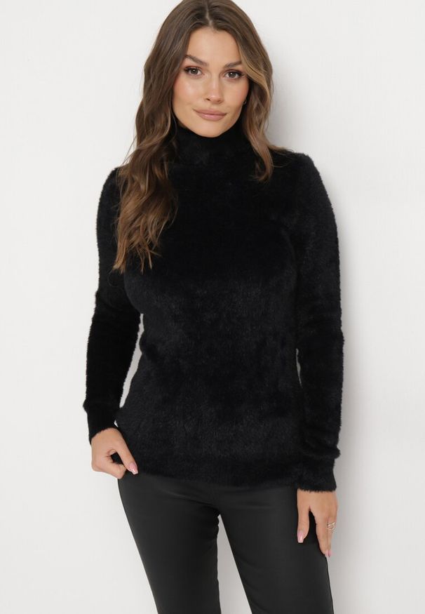 Born2be - Czarny Elastyczny Golf z Puszystej Tkaniny z Wełną Doulcet. Typ kołnierza: golf. Kolekcja: plus size. Kolor: czarny. Materiał: tkanina, wełna