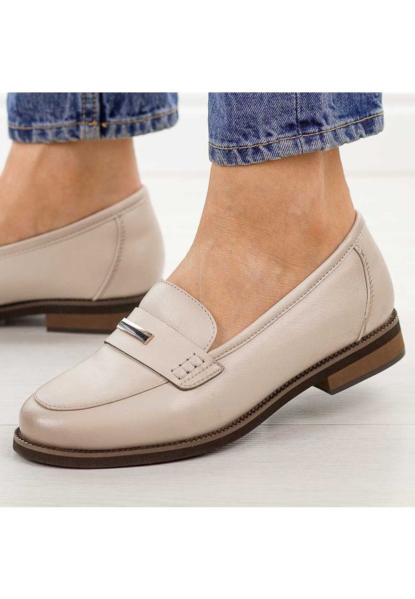 Beżowe skórzane mokasyny damskie Cambell 19381. Okazja: na co dzień. Nosek buta: okrągły. Kolor: beżowy. Szerokość cholewki: normalna. Wzór: aplikacja. Materiał: skóra. Sezon: wiosna, jesień, lato. Obcas: na obcasie. Styl: casual, elegancki, klasyczny. Wysokość obcasa: niski