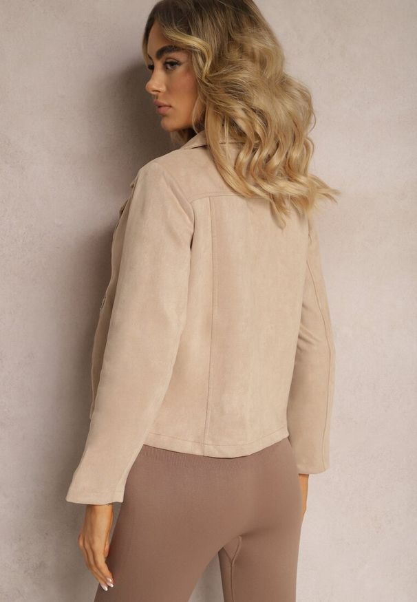 Renee - Jasnobeżowa Asymetryczna Kurtka Ramoneska z Imitacji Zamszu Kmiya. Kolekcja: plus size. Kolor: beżowy. Materiał: zamsz
