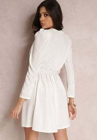Renee - Biała Sukienka Salalodia. Kolor: biały. Materiał: tkanina. Długość rękawa: długi rękaw. Wzór: aplikacja. Typ sukienki: kopertowe. Długość: mini
