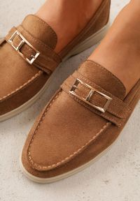 Born2be - Jasnobrązowe Mokasyny z Prostokątną Metaliczną Ozdobą Aeleorane. Nosek buta: okrągły. Zapięcie: klamry. Kolor: brązowy. Materiał: skóra, zamsz. Wzór: aplikacja. Obcas: na obcasie. Styl: klasyczny. Wysokość obcasa: niski #3