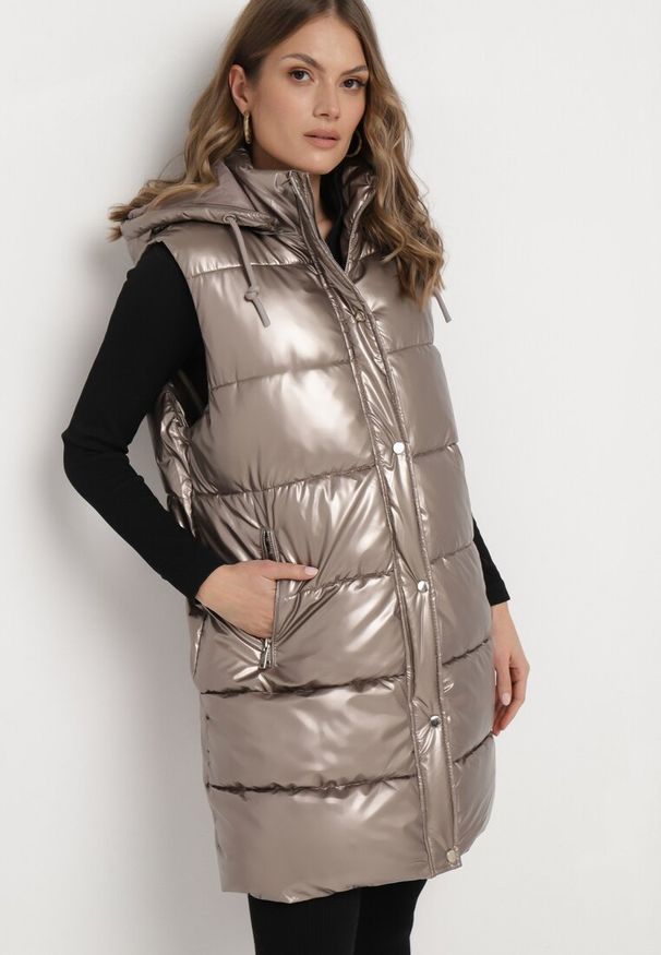 Born2be - Brązowo-Złota Długa Kamizelka Pikowana z Kapturem Agelie. Typ kołnierza: kaptur. Kolor: brązowy. Długość: długie. Wzór: aplikacja