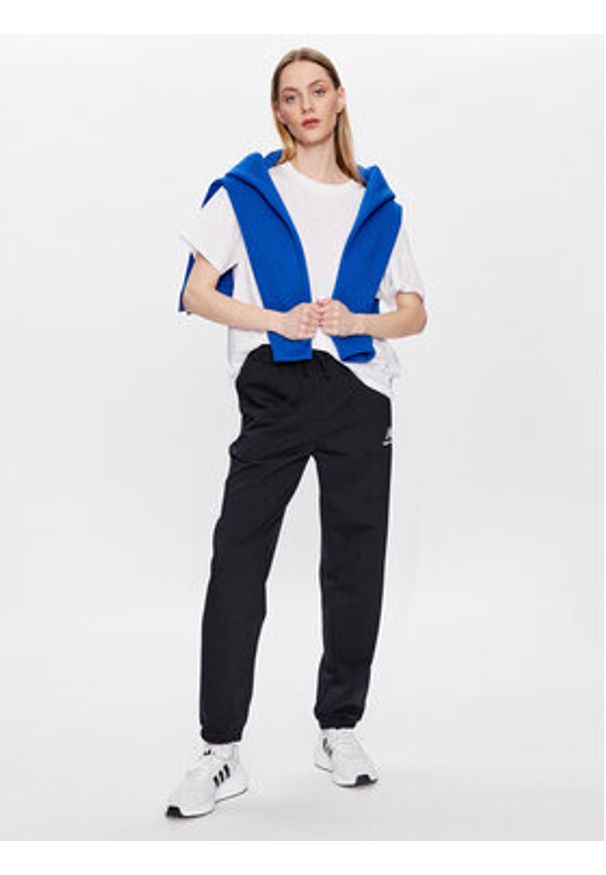 New Balance Spodnie dresowe WP31530 Czarny Relaxed Fit. Kolor: czarny. Materiał: syntetyk, dresówka