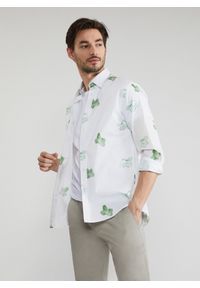 Pako Lorente - PAKO LORENTE – Biała koszula męska w zielone ryby P22SF-1X-028-B-S. Typ kołnierza: kołnierzyk klasyczny. Kolor: wielokolorowy, biały, zielony. Materiał: bawełna, elastan. Długość rękawa: długi rękaw. Długość: długie. Styl: klasyczny #2