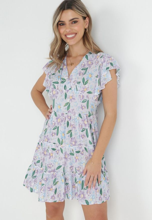 Born2be - Jasnofioletowa Sukienka Taliowana z Wiskozy w Kwiaty Adomisia. Kolor: fioletowy. Materiał: wiskoza. Wzór: kwiaty. Sezon: wiosna, lato